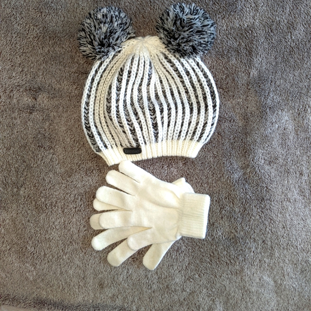 Pom Pom Kensie Beanie with white kids gloves